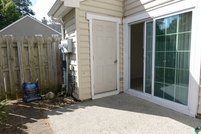 Building Photo - End Unit Condo Near Fort Eustis For Rent