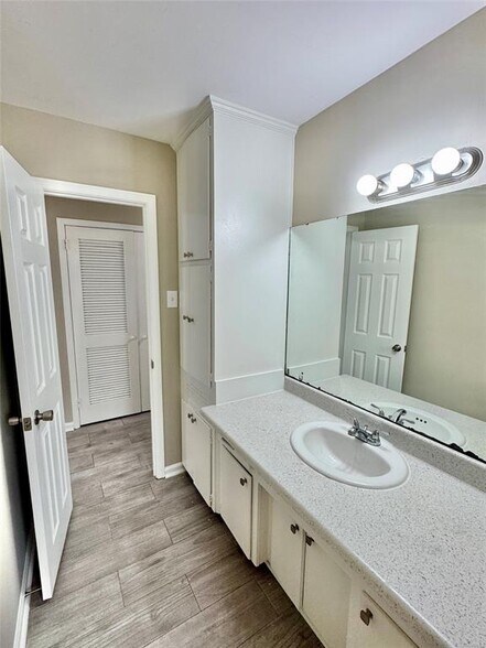 Building Photo - 502 Adler Dr