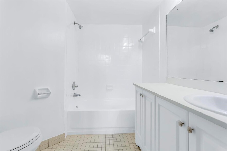 Building Photo - 210 Lake Pointe Dr