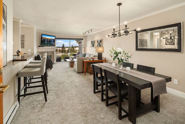 Building Photo - Top Floor Condo with Skyline Views in Merc...