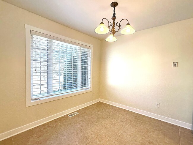 Building Photo - 460 Fox Ln