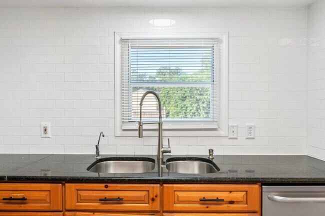 Building Photo - 264 Pinelog St