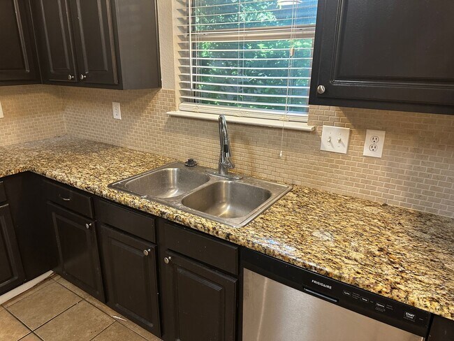 Building Photo - Amazing home in Farmington Estates!