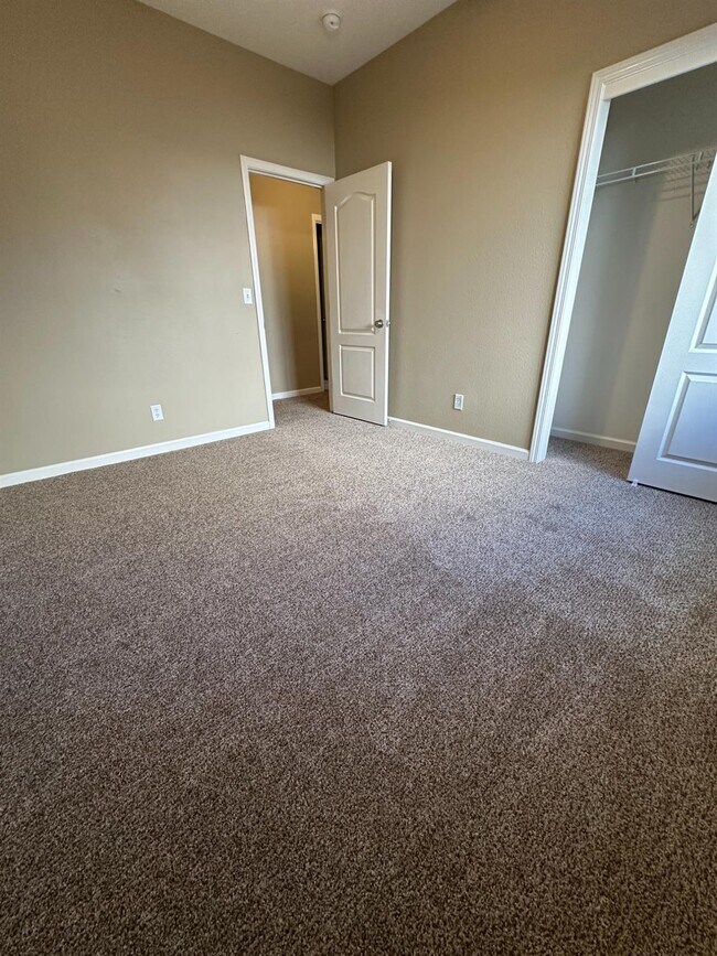 Building Photo - 2136 E Turnberry Ave