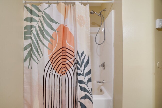 Building Photo - 255 Hillary Dr W