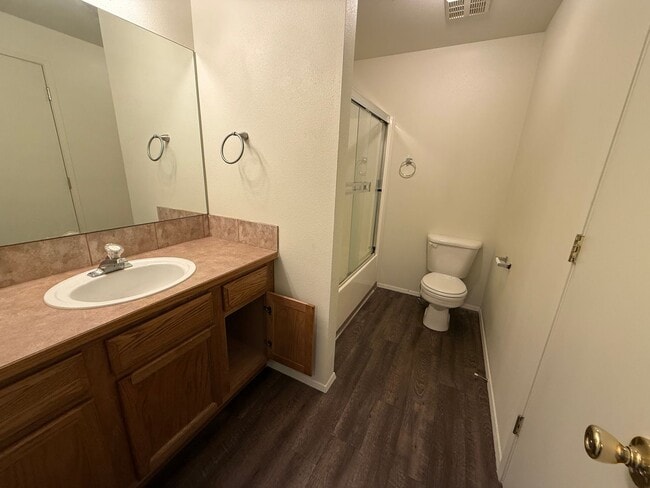 Building Photo - Single Level 2 Bed/2 Bath with Garage - NW Cedar Ave