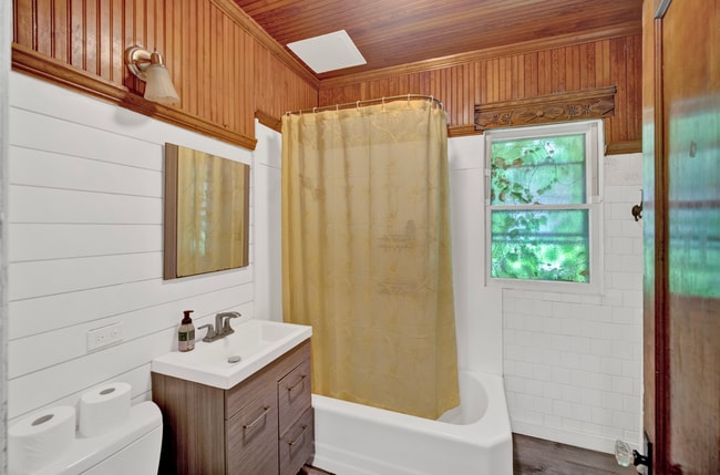 Building Photo - 826 Hamlin St