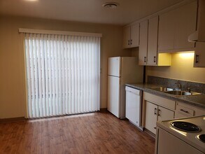 Building Photo - 2 Bedroom and 1 Bath Duplex