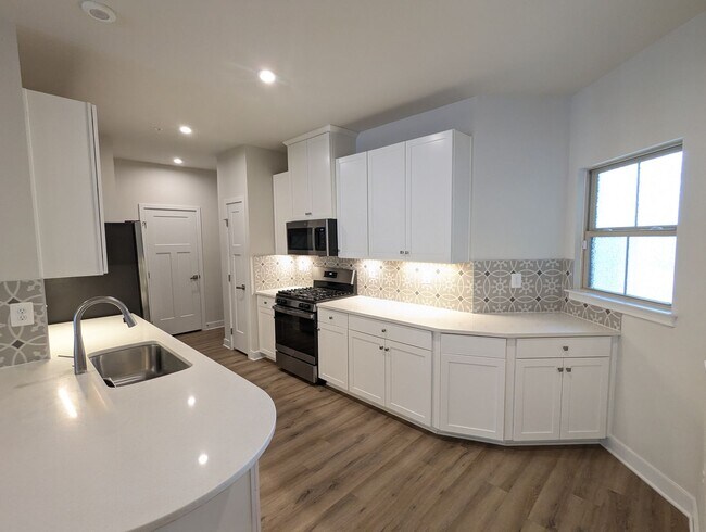 Building Photo - Stunning villa in the Harrison Terrace com...