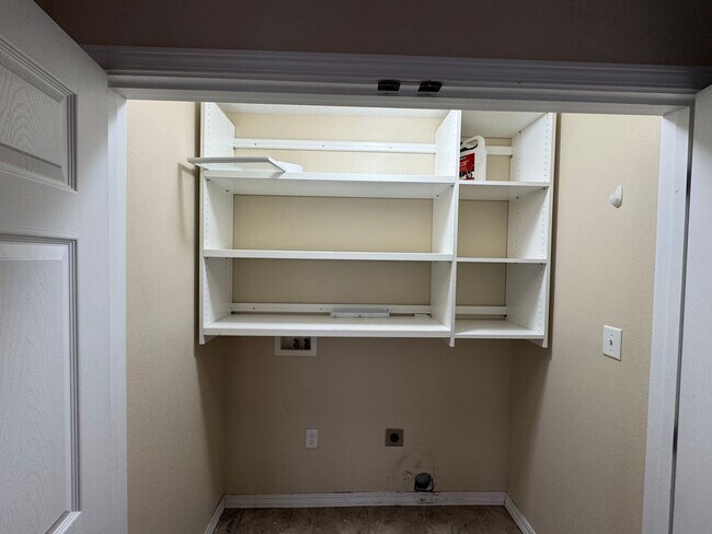 Building Photo - Cozy 4 bed 3 bath house