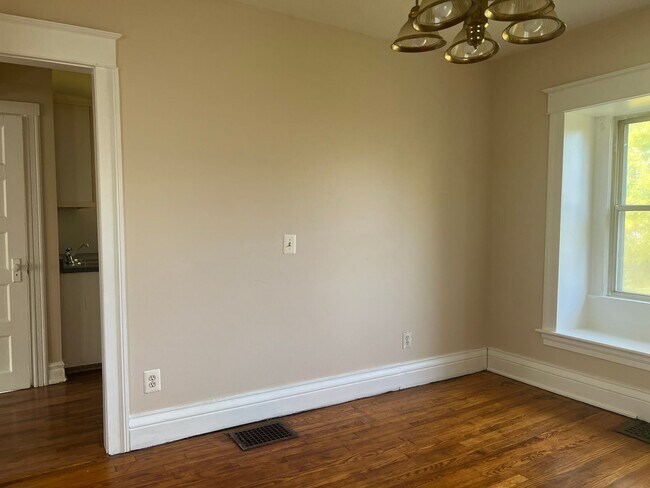 Building Photo - SINGLE FAMIKY FOR RENT IN MAPLEWOOD LOCATION !