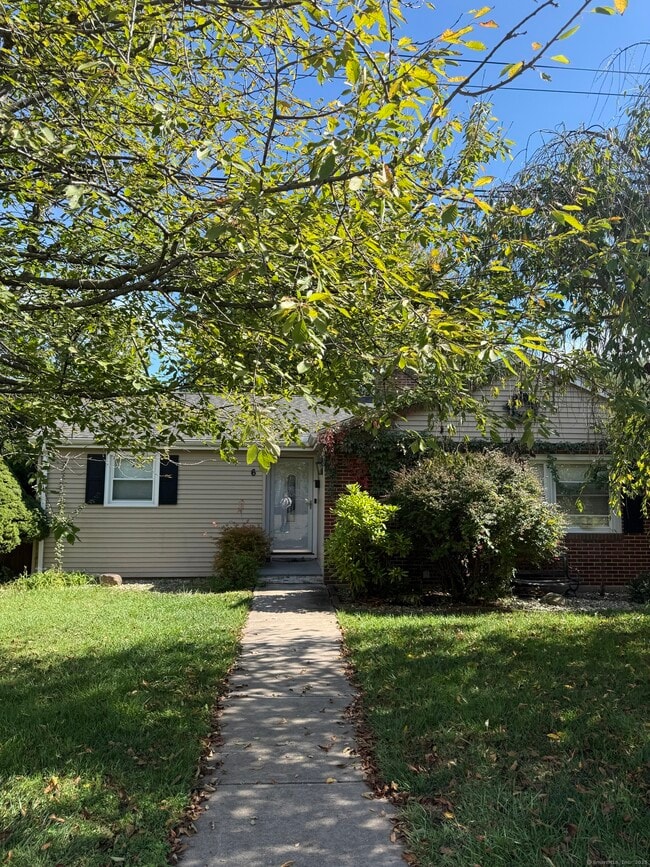 Building Photo - 6 Wells Farm Dr