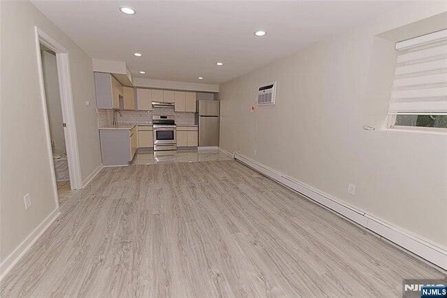 Building Photo - 380 Undercliff Ave