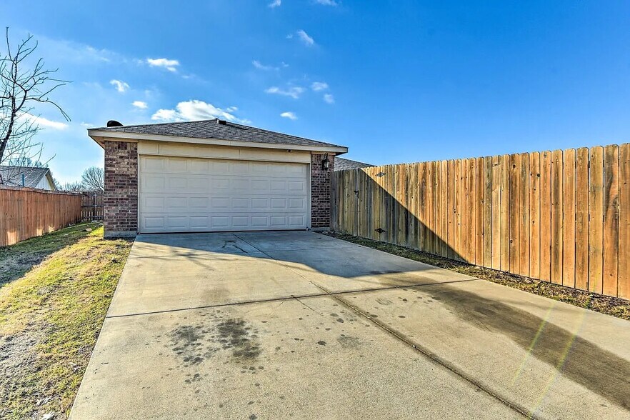 Building Photo - Room in House on Canyon Oaks Dr