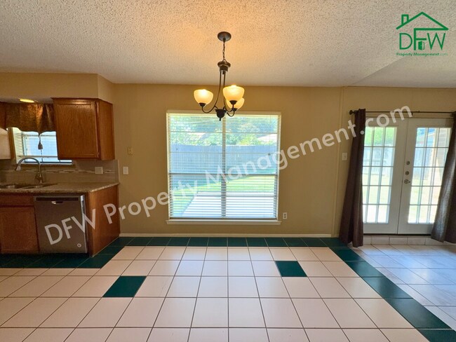 Building Photo - Charming 3-Bedroom Home with Fenced Backyard & Fireplace in Arlington!