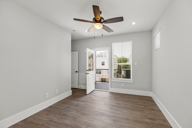 Building Photo - 1421 W 23rd St