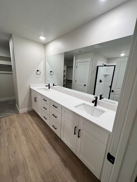 Master Bath - 1163 N 680 W