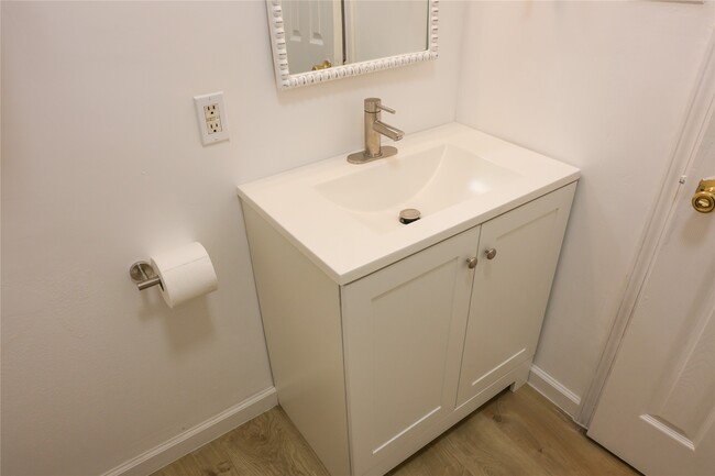 Building Photo - 10 Jenkins St