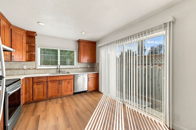 Building Photo - 560 Glenburry Way