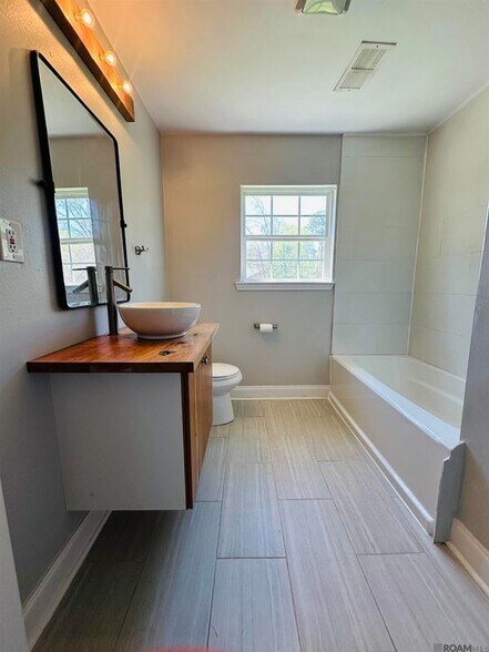 Building Photo - 376 Croydon Ave