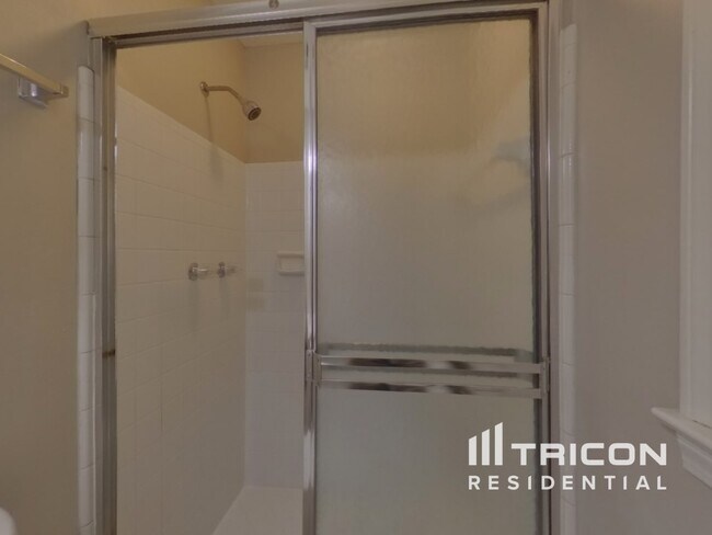 Building Photo - 955 Willow Run