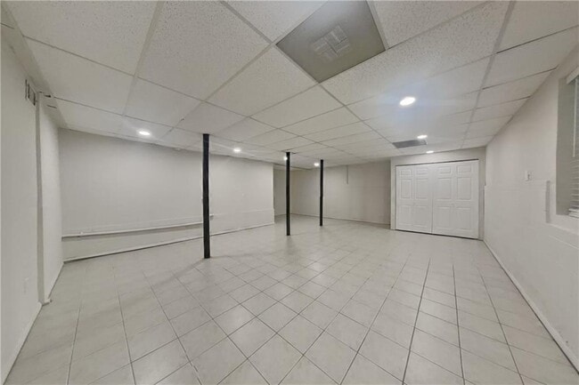 Building Photo - 2520 Deerfield Dr