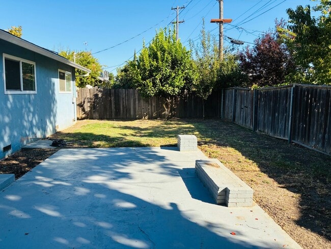 Building Photo - 625 Arthur Dr