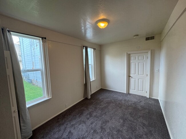 Building Photo - 724 B St