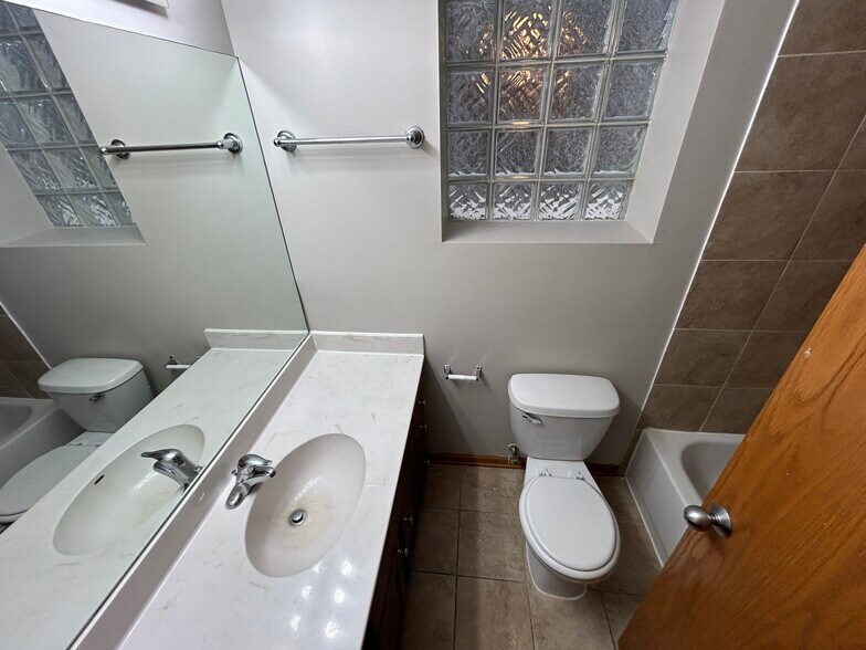 Building Photo - 5642 S Prairie Ave