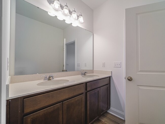 Building Photo - "Charming 2-Bed, 2-Bath Belmont Gem with Elegant Design"