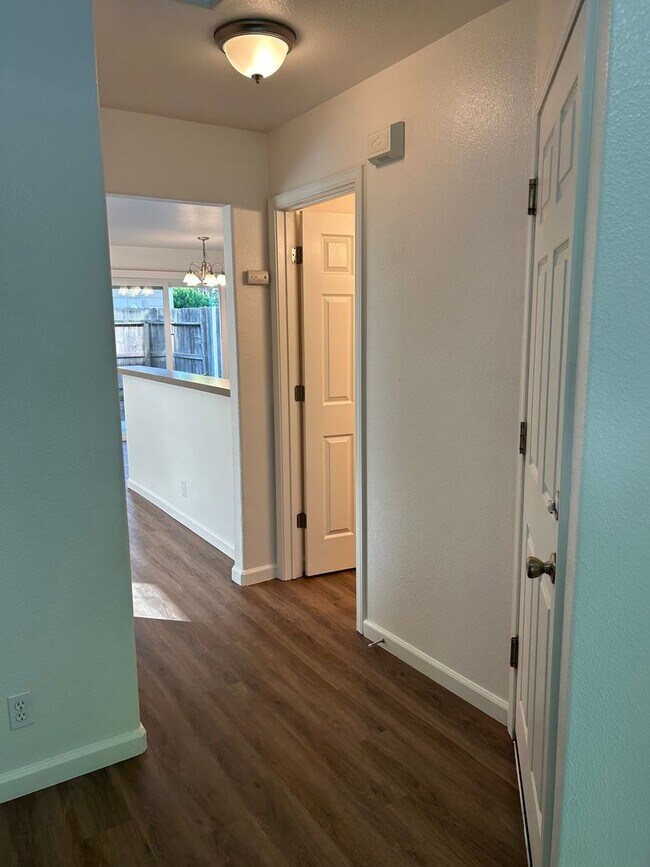 Building Photo - 582 Morgan Dr