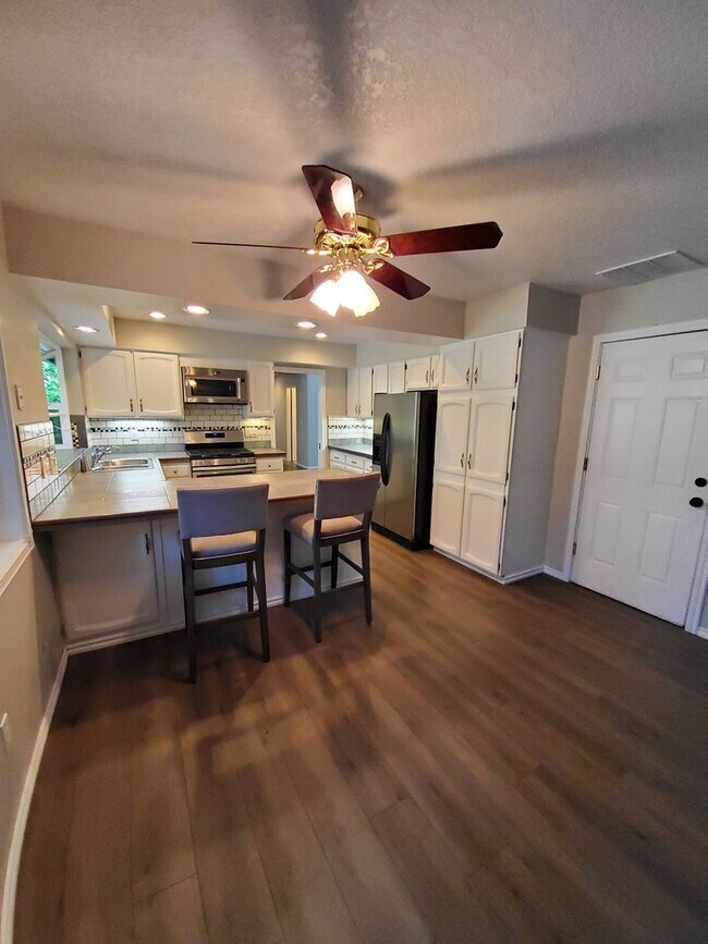 Building Photo - Great Home Near Hiteon Elementary