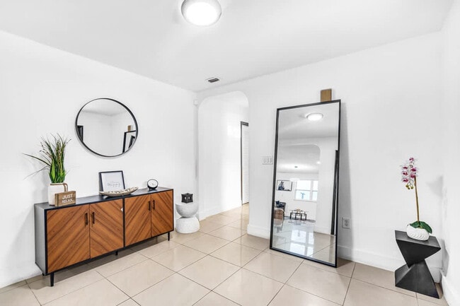 Building Photo - 18725 NE 18th Ave