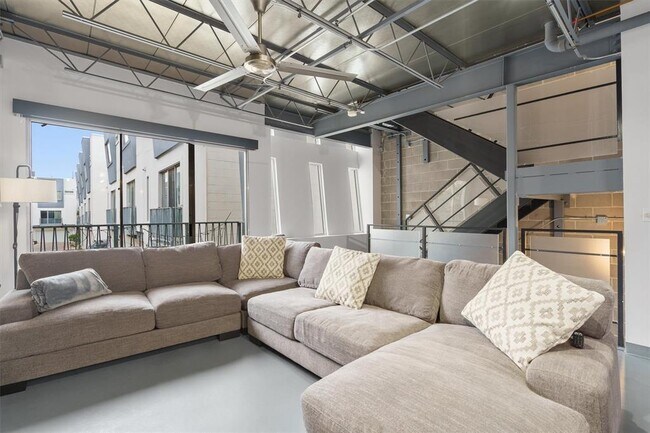 Primary Photo - 4801 S Congress Ave