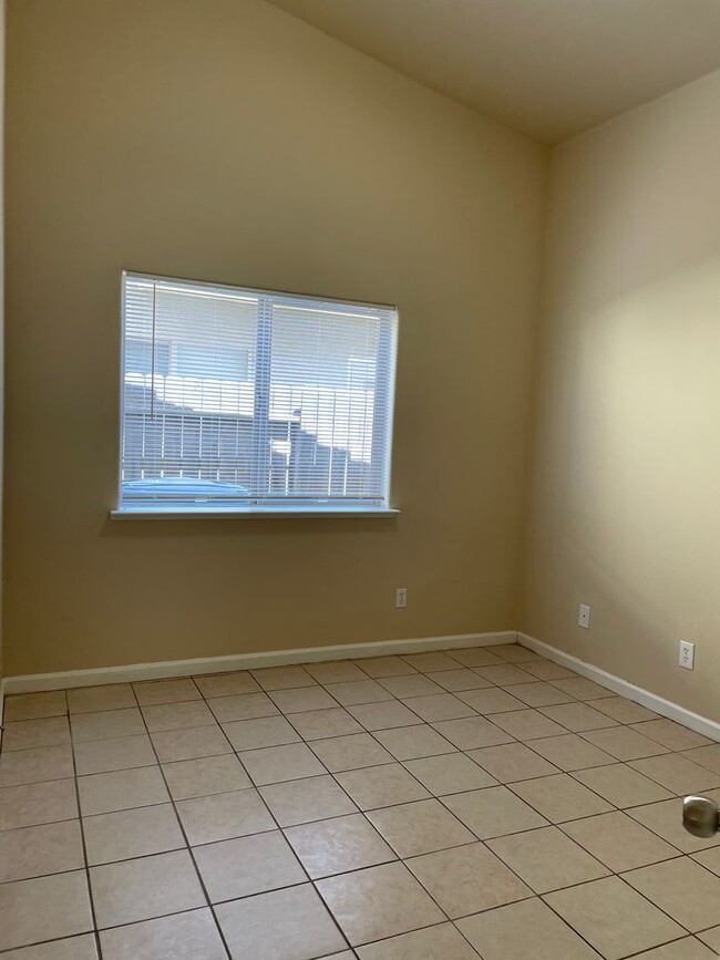 Building Photo - Available Now! Stunning 4 Bedroom, 3 Bathr...