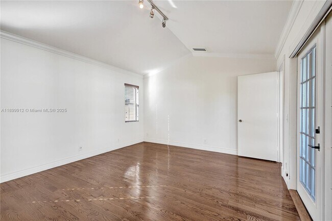 Building Photo - 658 Stanton Dr