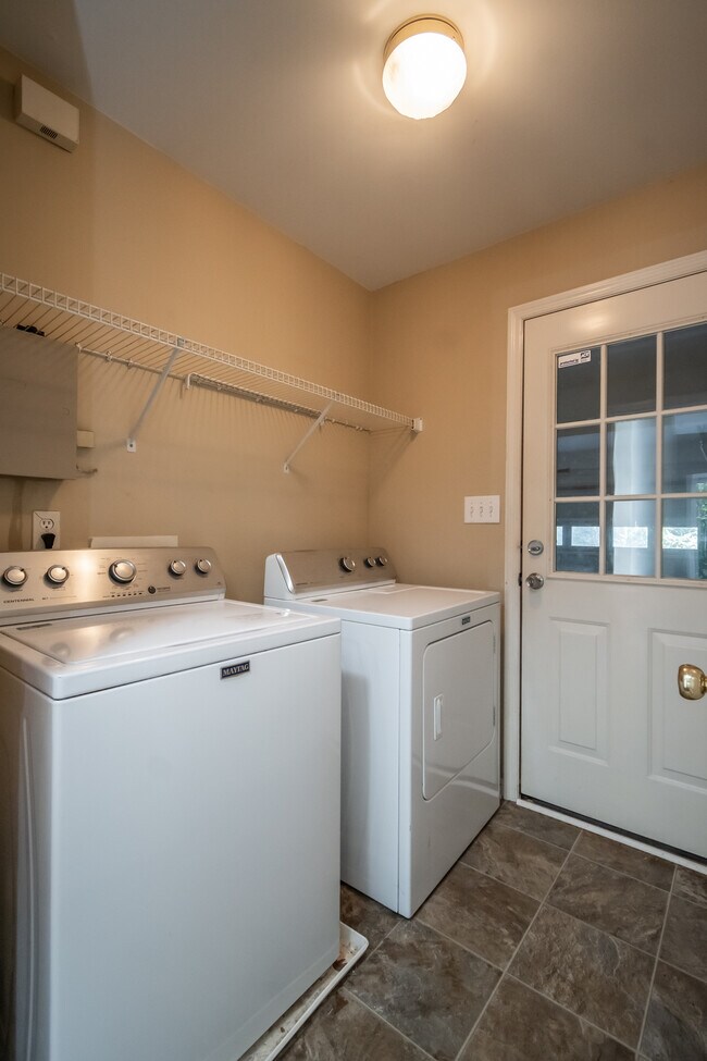 Building Photo - 119 Spring Lake Dr