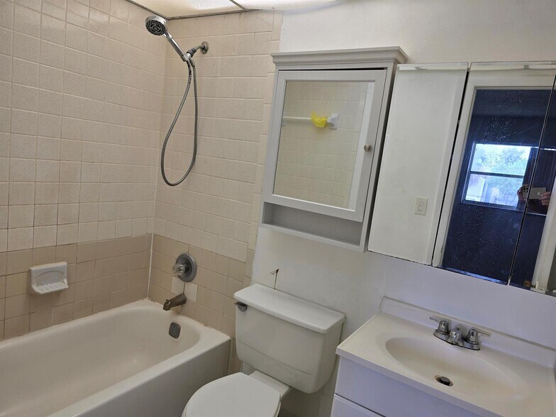 Building Photo - 8060 Colony Cir N