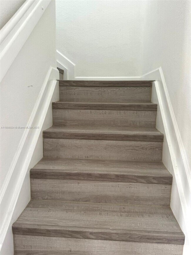 Building Photo - 3354 SE 1st Ct