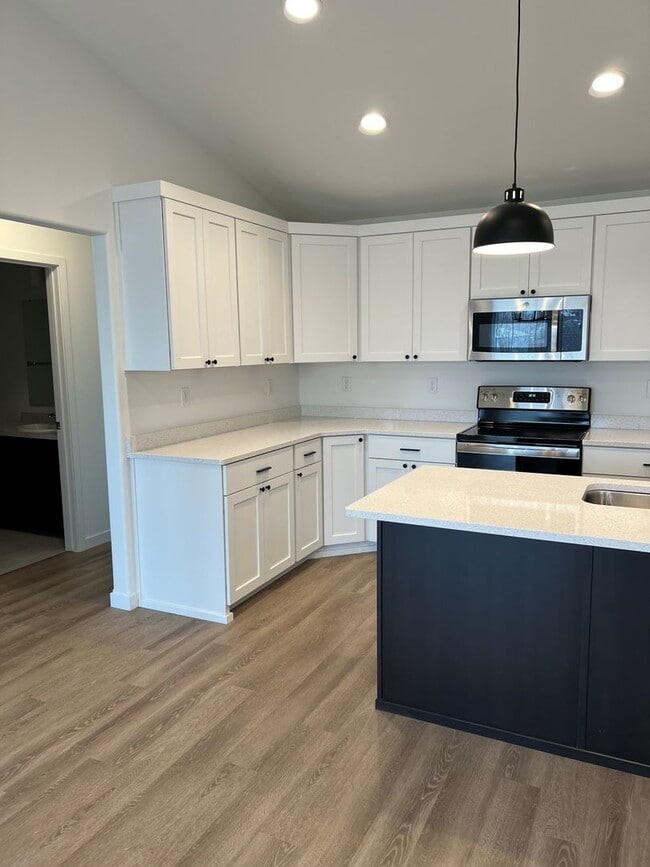 Building Photo - 4 Bed 3 Bath Twin Home