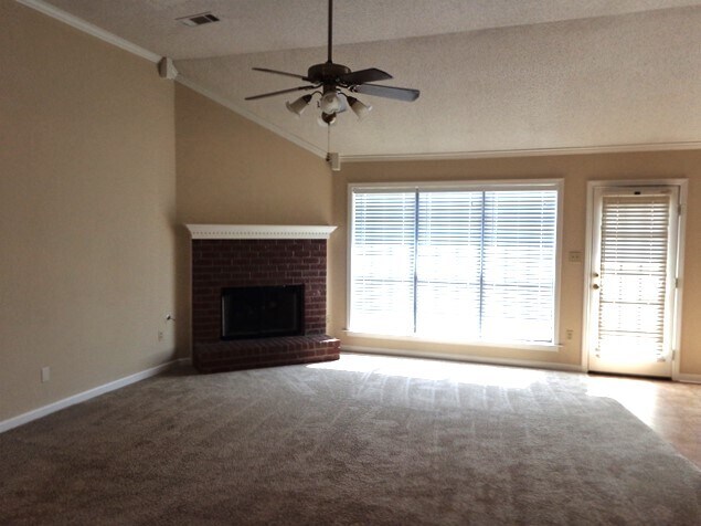 Building Photo - 5026 Springtree Dr
