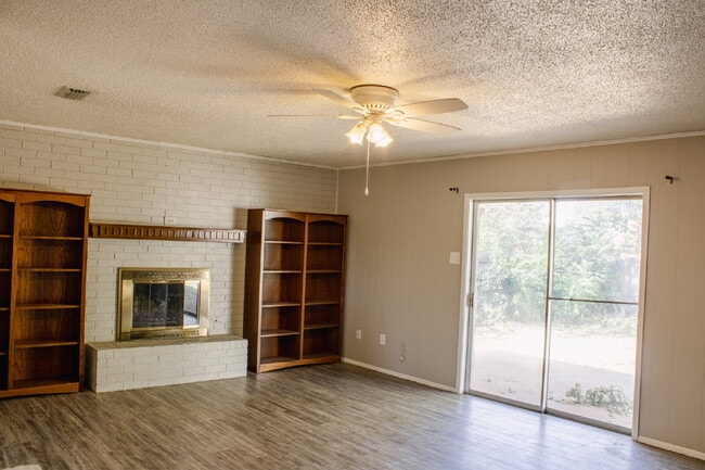 Building Photo - Cute, Clean and Central 3 bedroom 2 bathroom