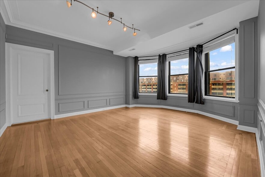 Building Photo - 2900 E Jefferson Ave