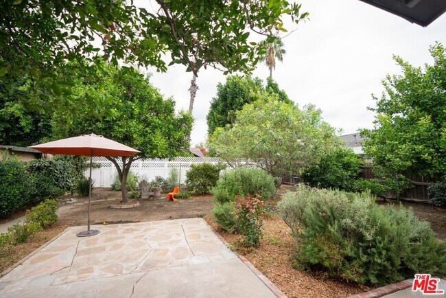 Building Photo - 15915 Wyandotte St