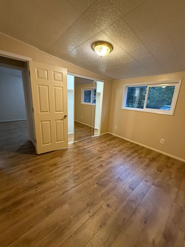 Building Photo - Newly Updated! 3 Bed/2 Bath House on a Large Lot!