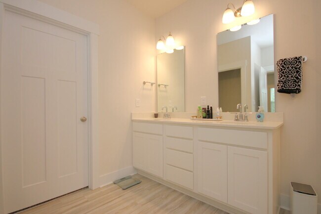 Building Photo - Don’t Miss This 4BR Avalon Home — Modern Interior, Open Floor Plan & Access to Pool, Volleyball &...