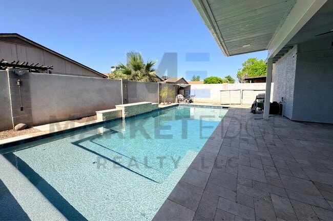 Building Photo - 3Bed/2Bath House at 7th/101! JOIN THE WAIT...