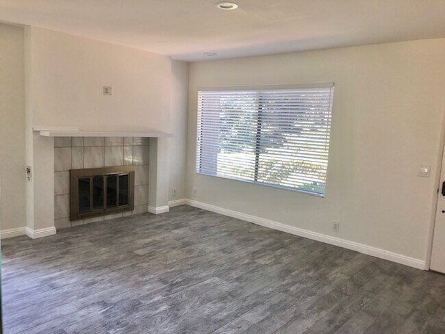 Building Photo - Charming 3 Bedroom, 2.5 Bath end unit Town...