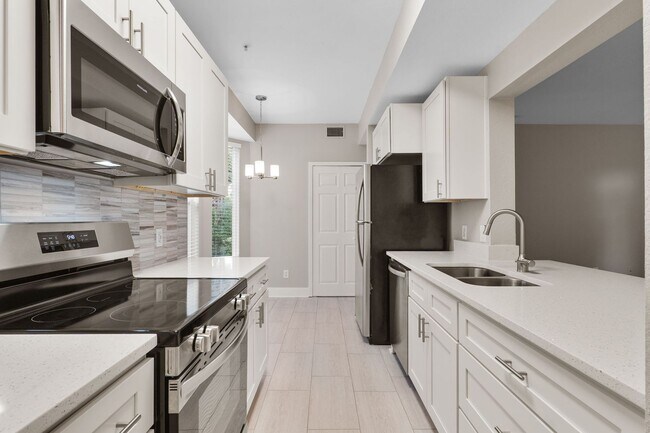 Building Photo - Newly Renovated 2-Bedroom Corner Unit in G...