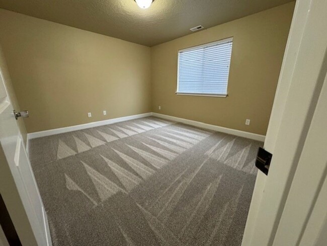 Building Photo - MOVE IN SPECIAL $500 OFF FIRST MONTHS RENT...